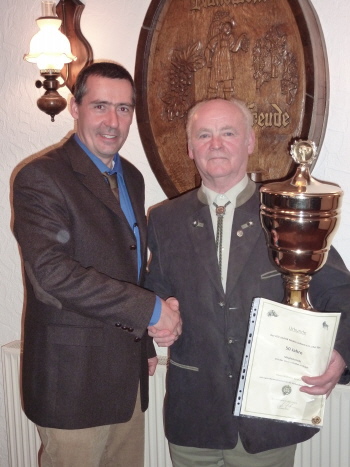 Unser Gerd Krüger mit dem gewonnen Wanderpokal!